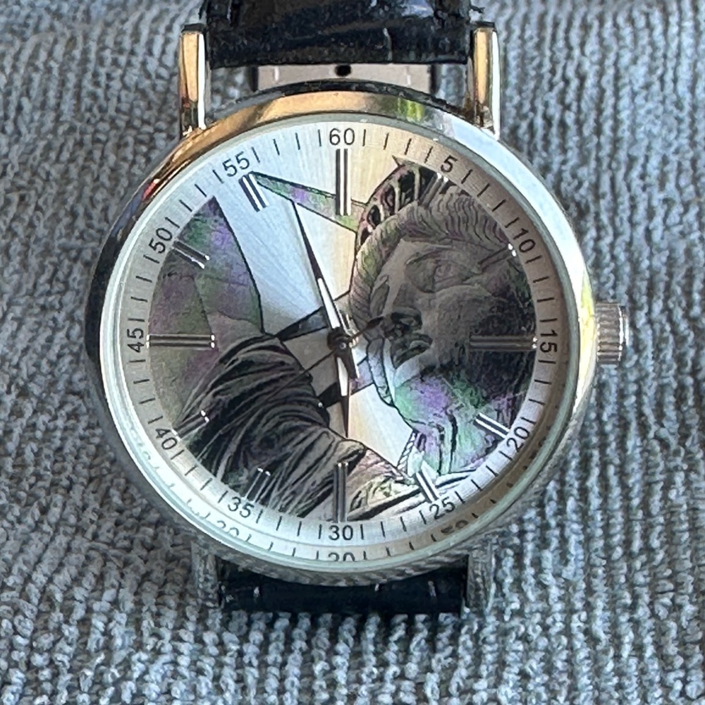 Men's Statue of Liberty Quartz Watch with Black Leather Band